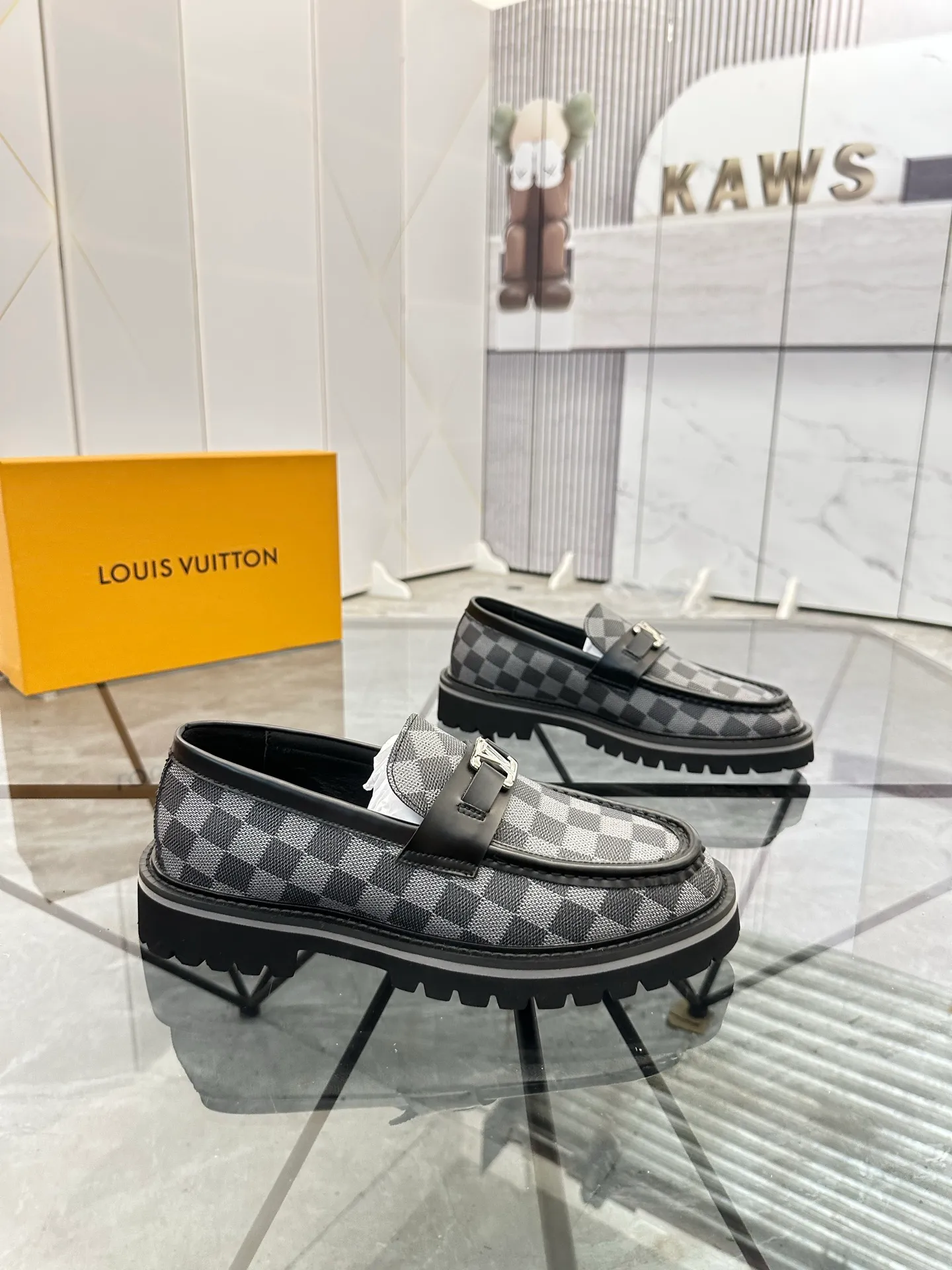 Selling men's shoes 💰: 💰P460¥ Product trademark: LV* "Louis Vuitton*" leather shoes Regular size: 40-45 (can be customized to 46) Product materials: imported cowhide upper, sheepskin lining, original outsole. Number: 558